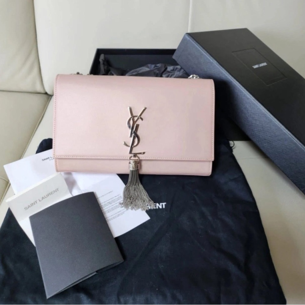 ‼️‼️SOLD‼️‼️

Saint Laurent Blush Crossbody Bag with Silver Tassel